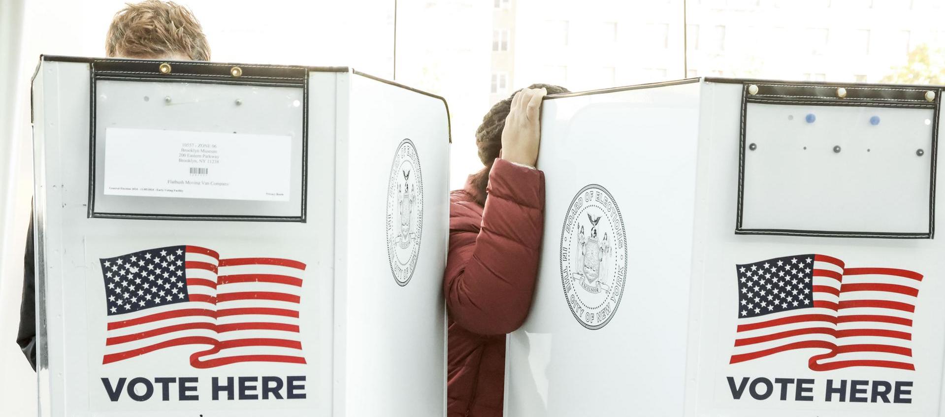 Votantes emitiendo sus votos en el distrito de Brooklyn en Nueva York. 