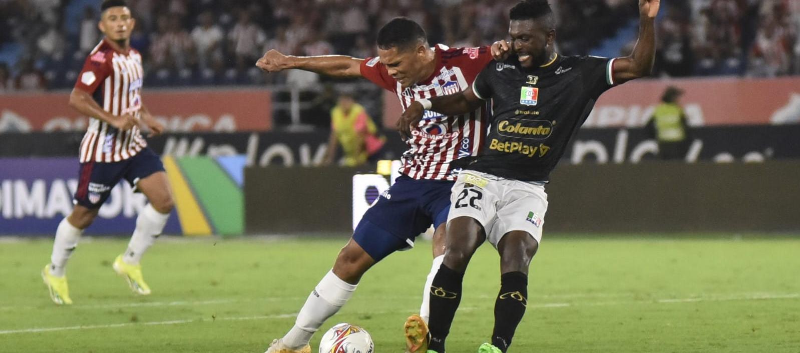 Acción del partido entre Junior y Once Caldas jugado el 20 de abril en el Metropolitano.