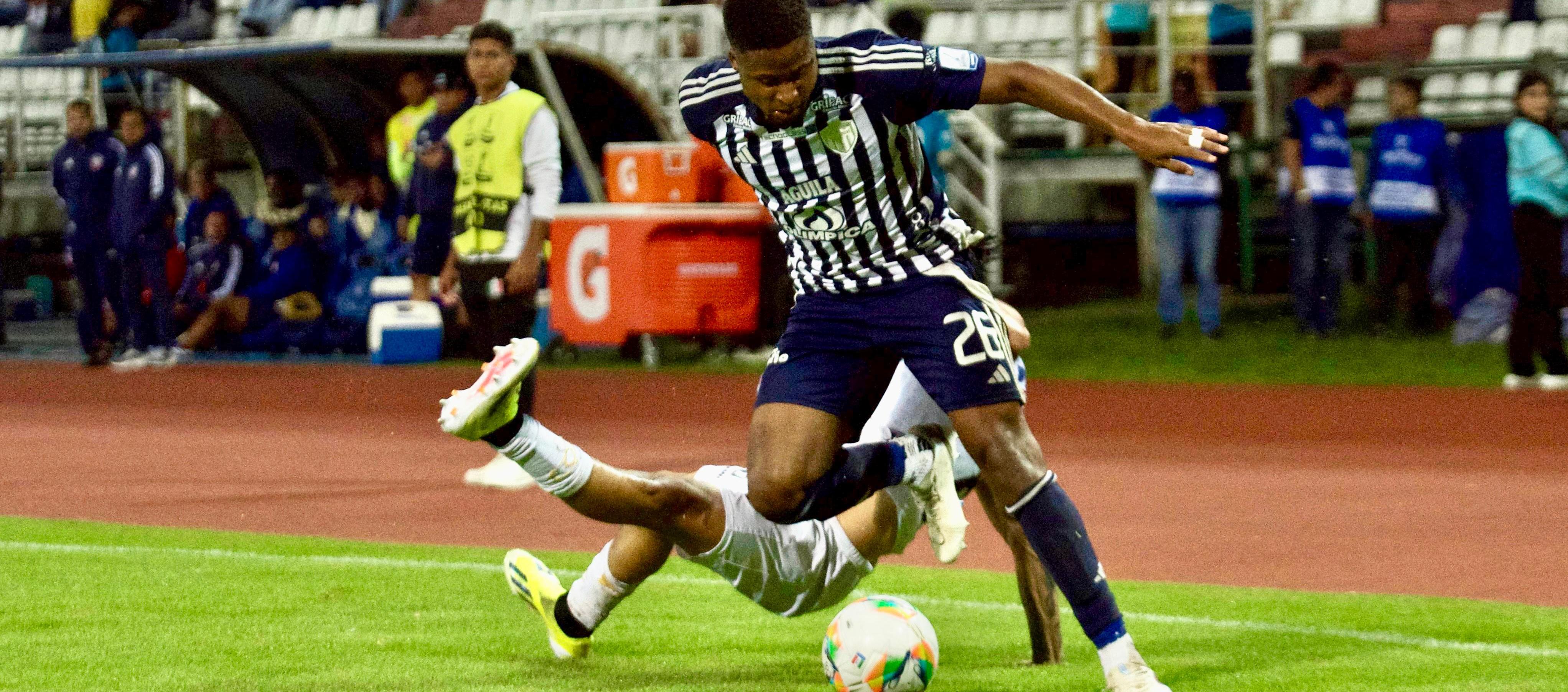 Jhon Navia, lateral izquierdo de Junior, deja atrás la marca de un rival. 