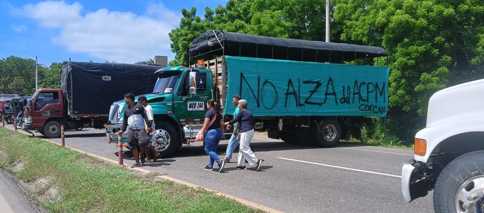 El paro de camioneros se tomó varias vías en el país. 