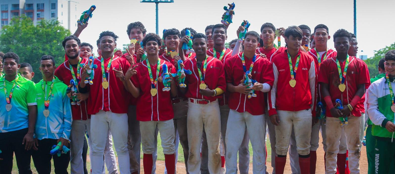 Los peloteros en el podio tras ganar la medalla de oro en béisbol. 
