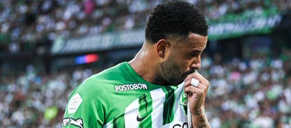 Edwin Cardona besando el escudo de Nacional. 