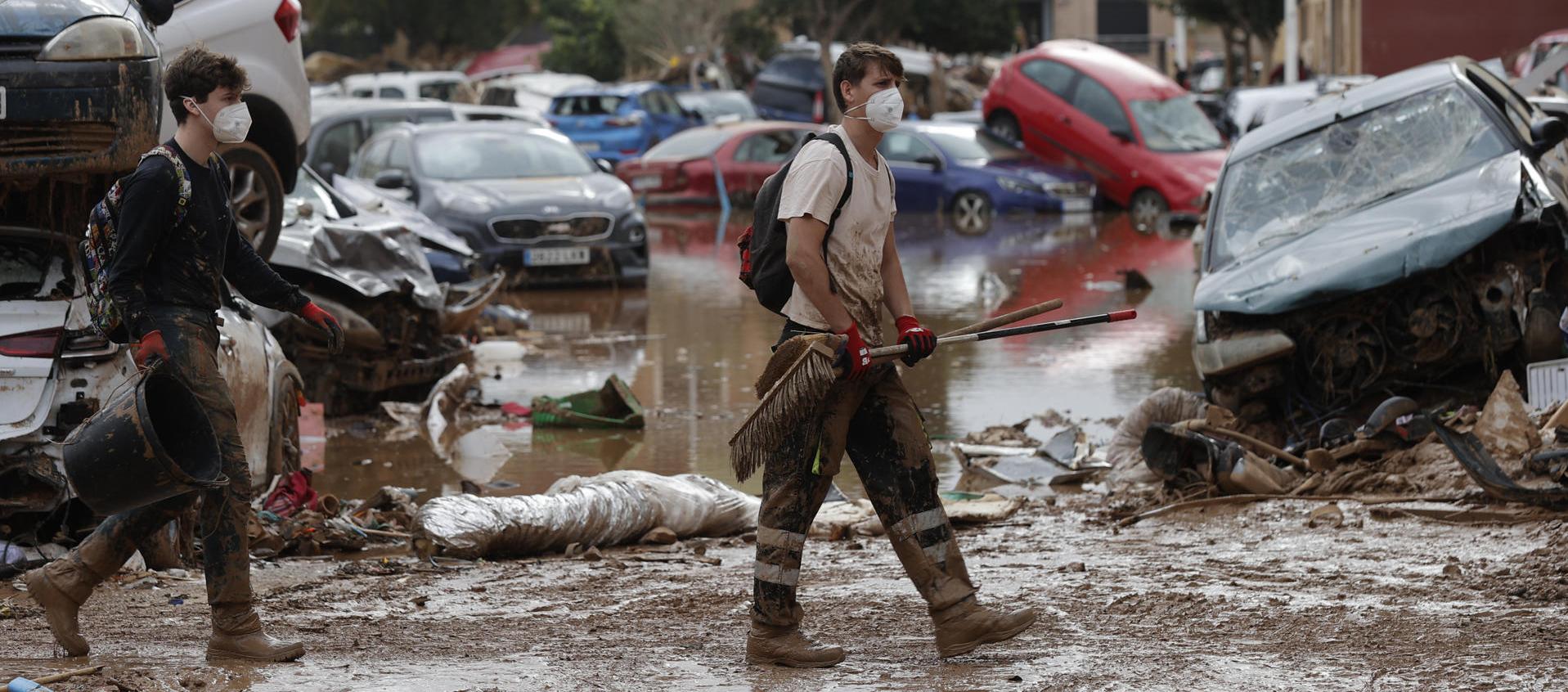 Voluntarios limpiando las calles de Paiporta, Valencia. 