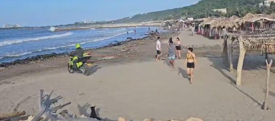 Las autoridades durante el cierre de playas en Puerto Colombia.