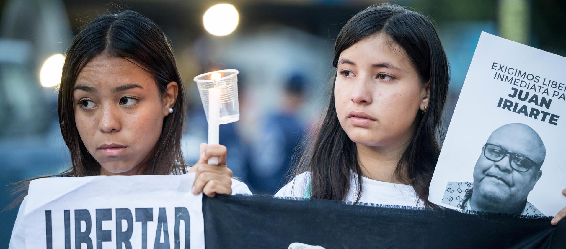 Mujeres sostienen carteles durante una manifestación exigiendo libertad para los presos políticos.