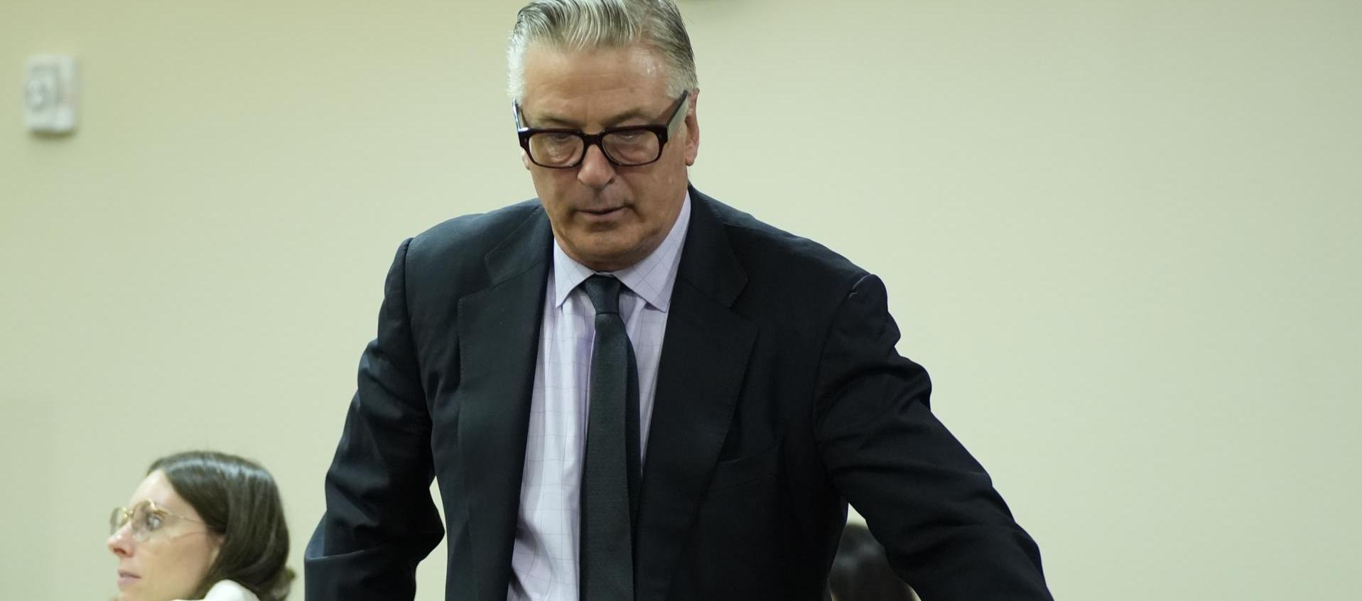 Alec Baldwin asistiendo a su juicio por homicidio involuntario.
