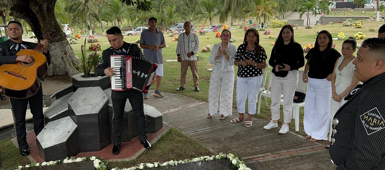 Jacqueline Ramón, viuda del Joe, y Rocío Peralta en el Cementerio Jardines de la Eternidad.