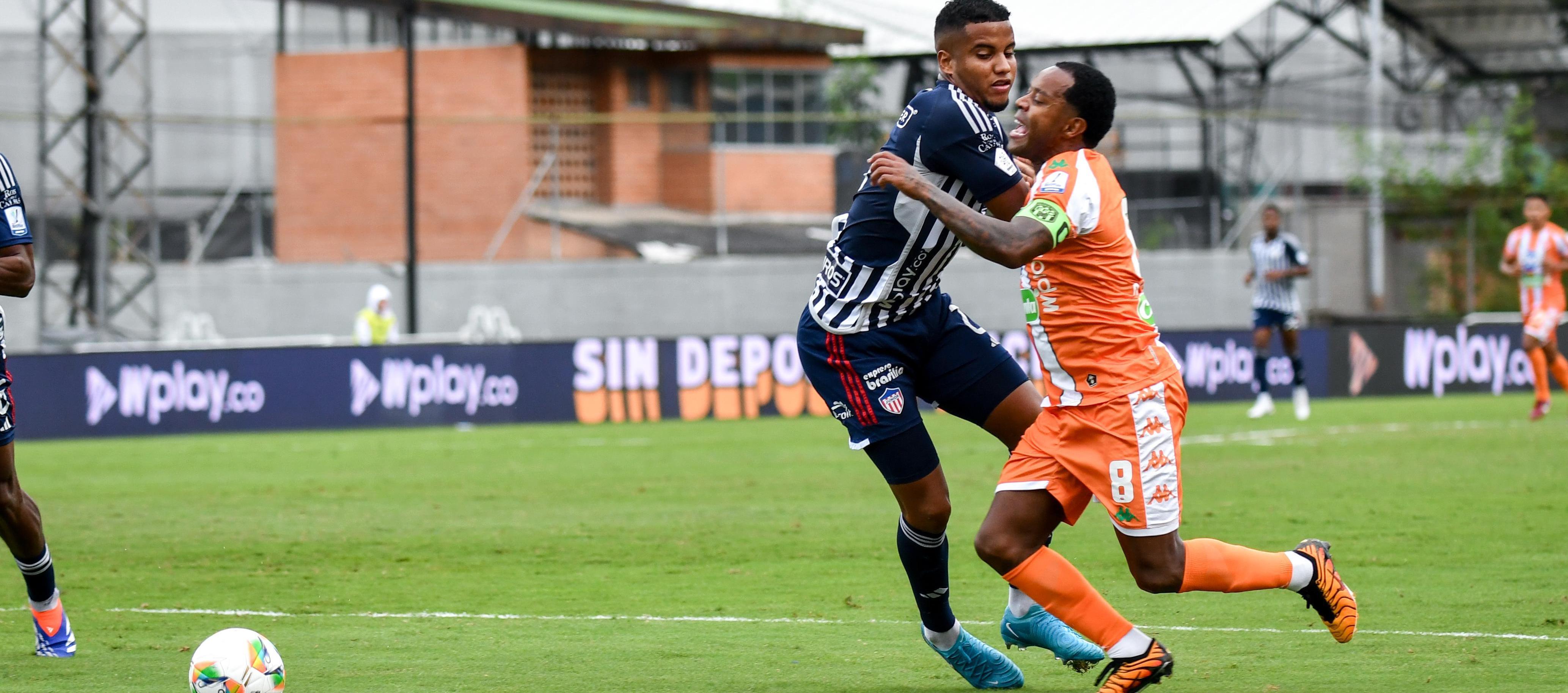 Howell Mena frena en el área a Dorlan Pabón. 