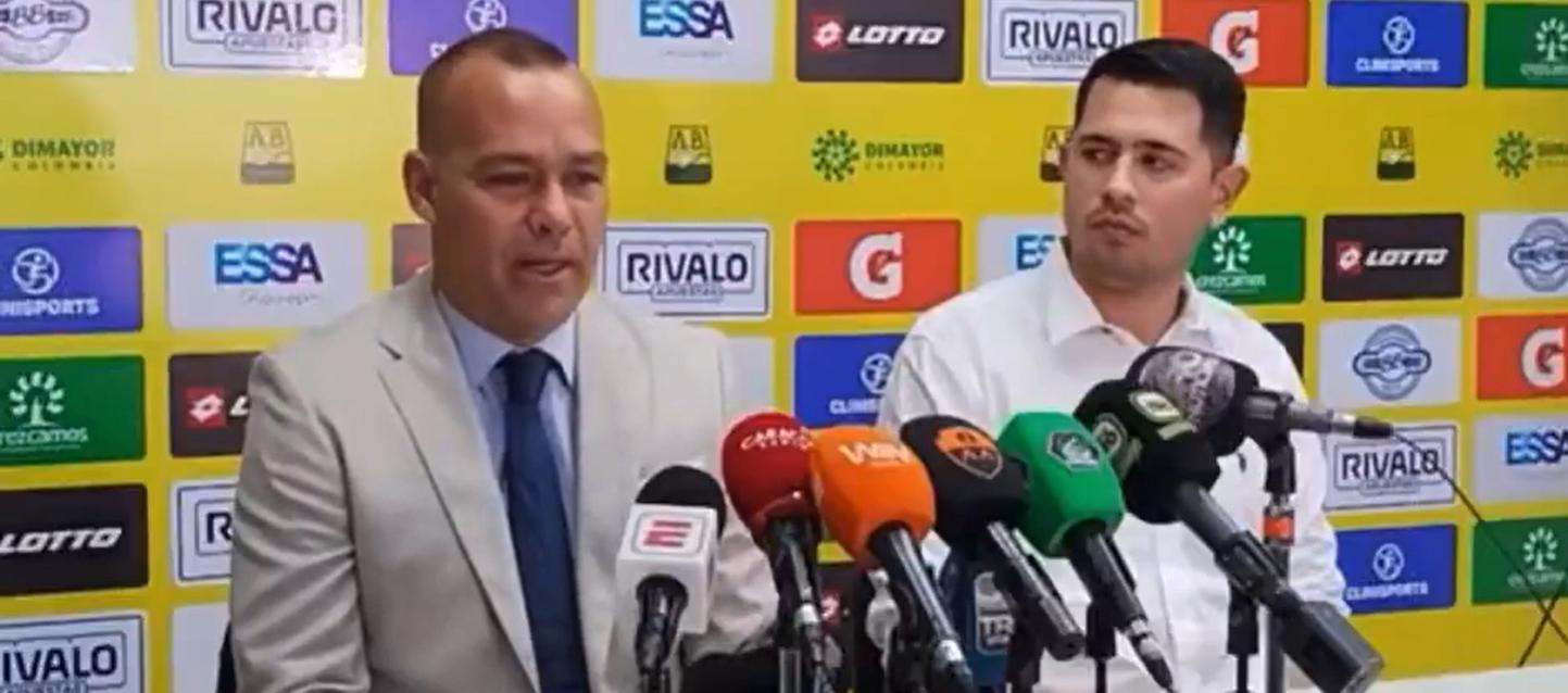 Rafael Dudamel estuvo acompañado en la rueda de prensa del presidente del Bucaramanga, Óscar Álvarez.