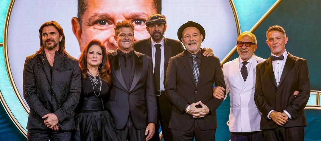 Carlos Vives, junto a sus colegas que le rindieron homenaje en su distinción como Persona del Ano 2024. 