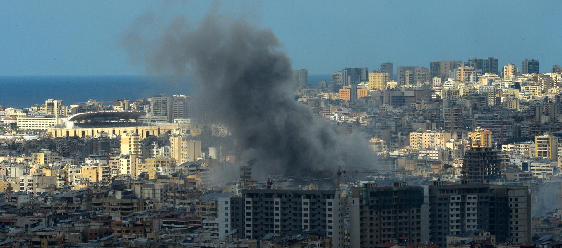 El humo se eleva tras un ataque aéreo israelí en el distrito de Dahieh, al sur de Beirut, Líbano.