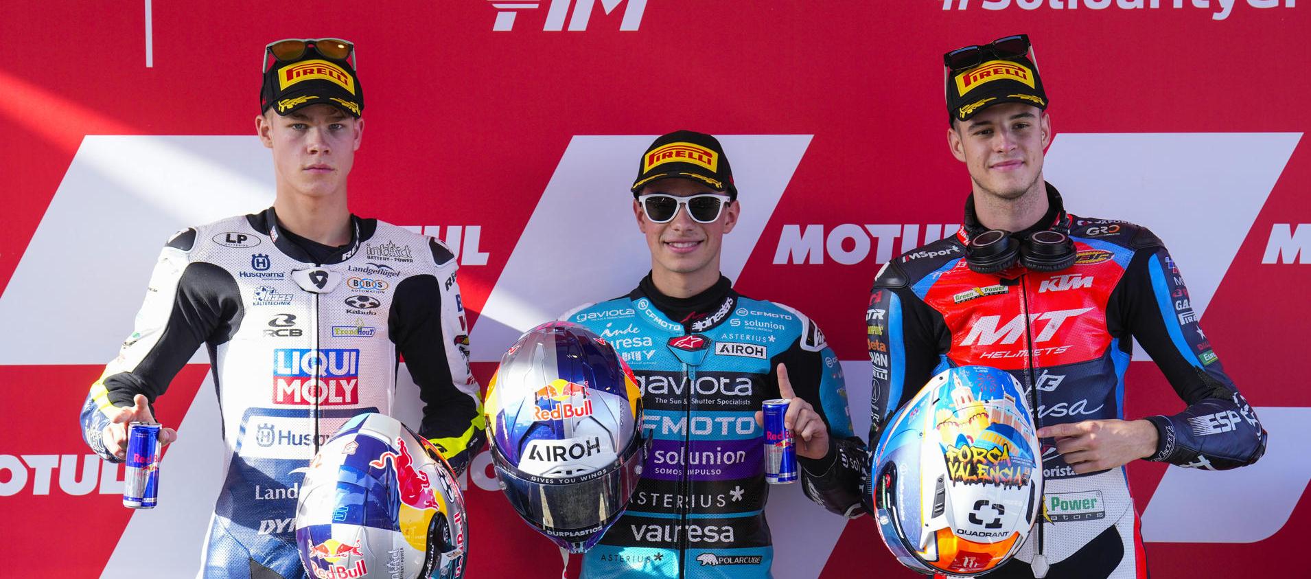 David Alonso, en el medio, festeja su 'pole'.