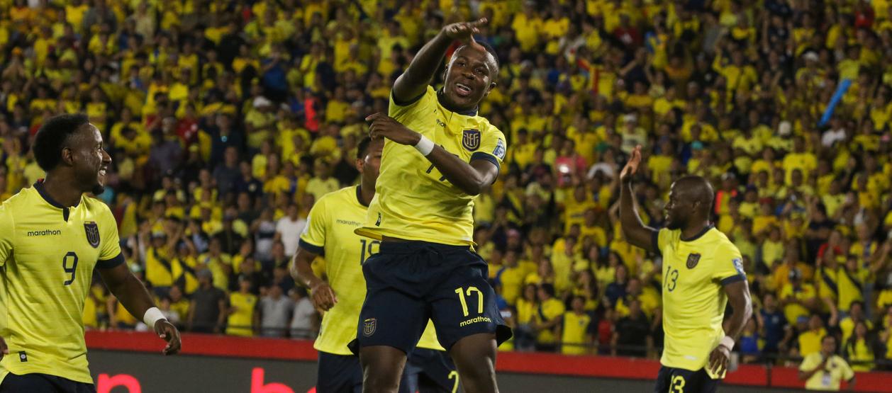 Alan Minda celebra el cuarto gol de Ecuador ante Bolivia, el jueves, en Guayaquil.