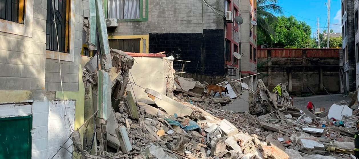 Torre del edificio Privilegios desplomada en Campo Alegre.