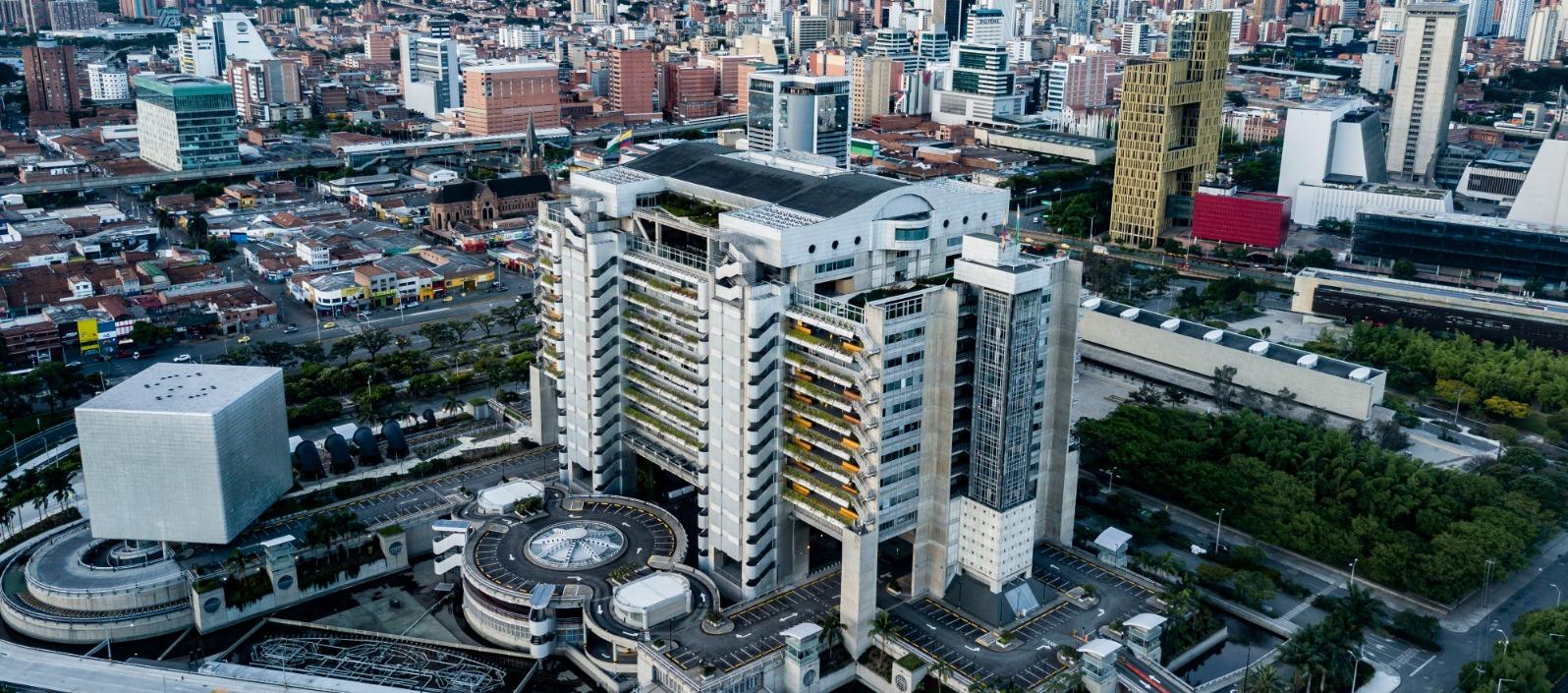 Edificio de EPM (centro) ubicado en Medellín. 