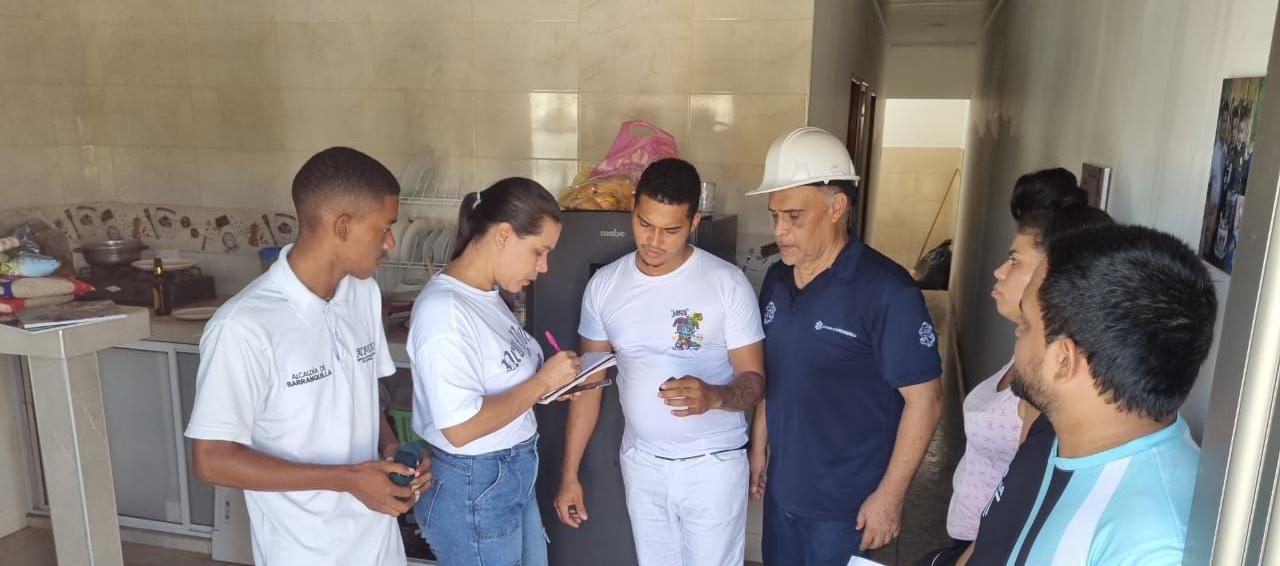 Funcionarios del Distrito y Triple A durante la visita a familias afectadas. 