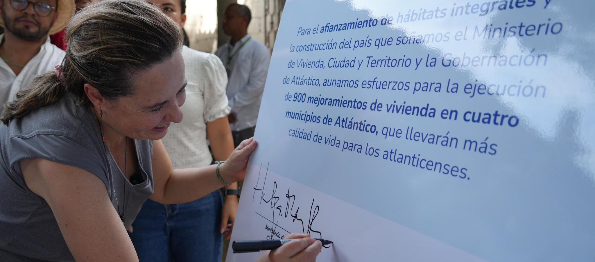 Ministra de Vivienda, Helga Rivas, durante la firma del convenio.
