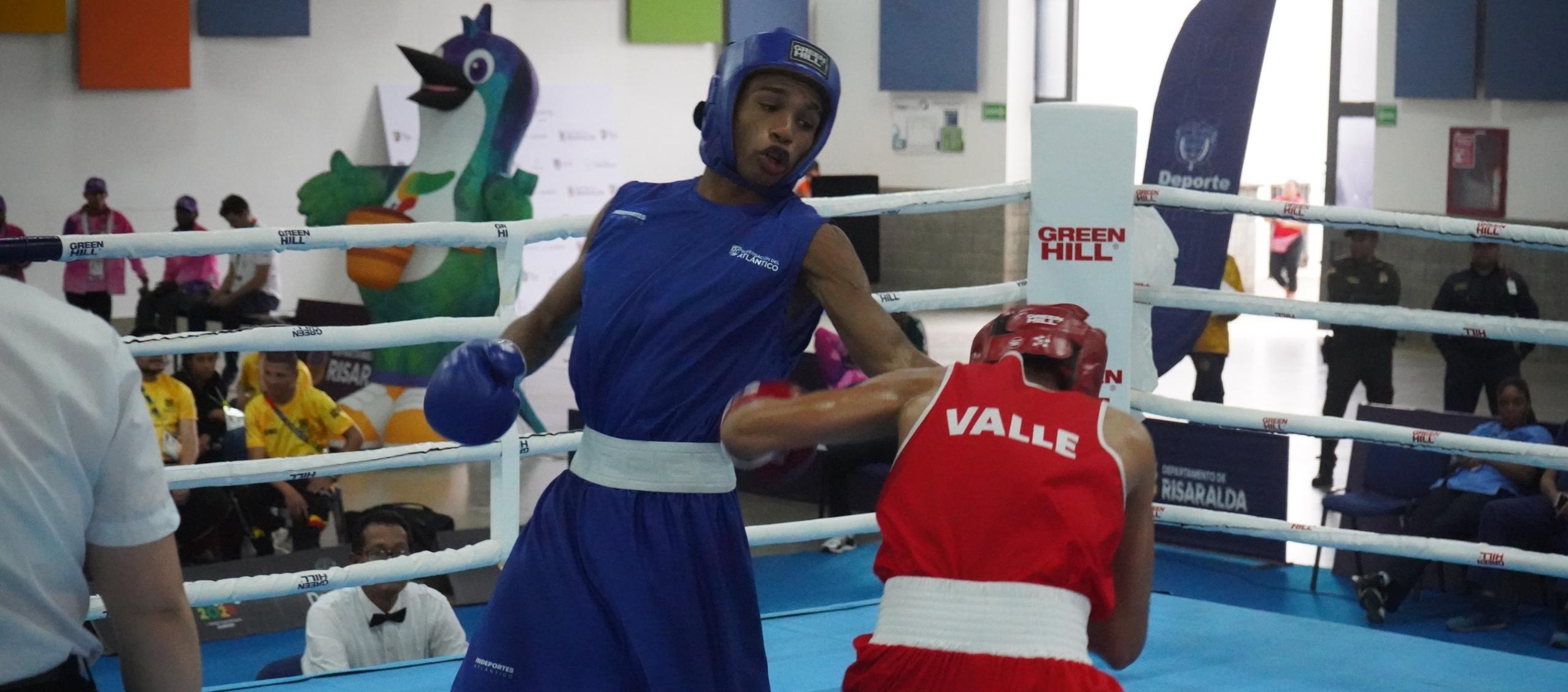El atlanticense Nahel Gamarra (azul) en su combate con el vallecaucano Juan Santamaria.