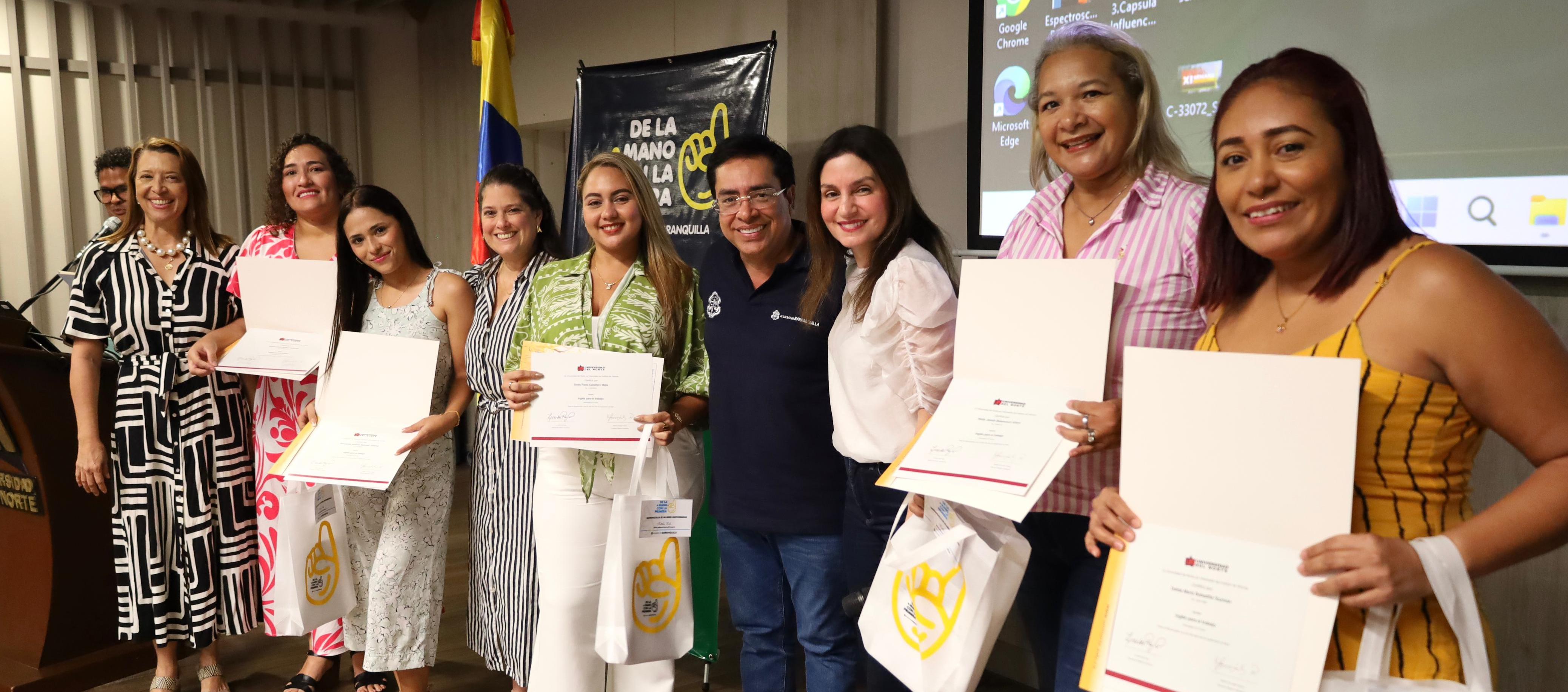 Momentos de la certificación de las beneficiarias del programa de inglés.