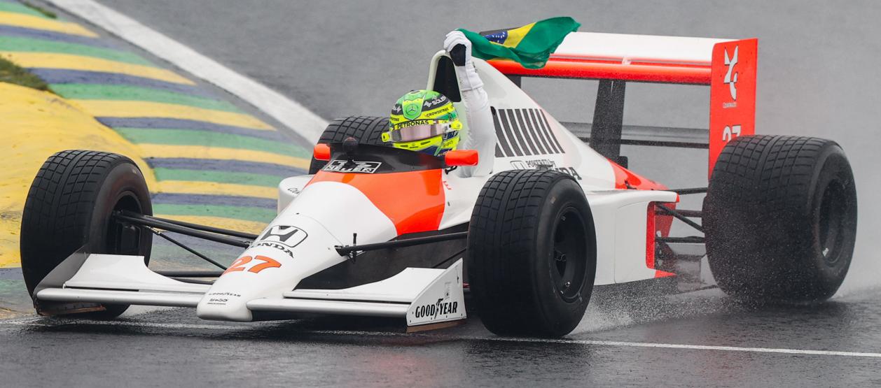 Lewis Hamilton a bordo del monoplaza que condujo Ayrton Senna. 