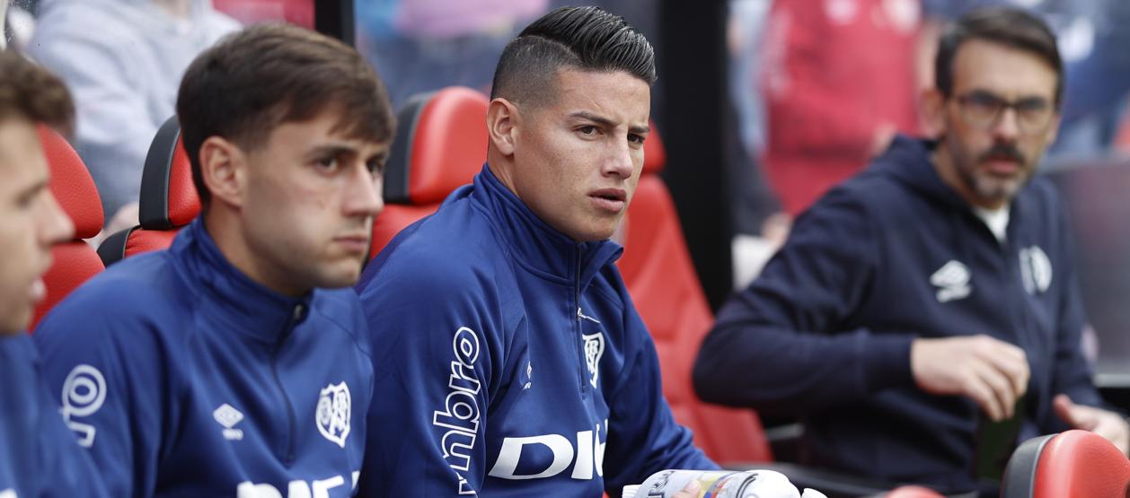 James Rodríguez en el banco de suplentes en el partido contra el Sevilla.