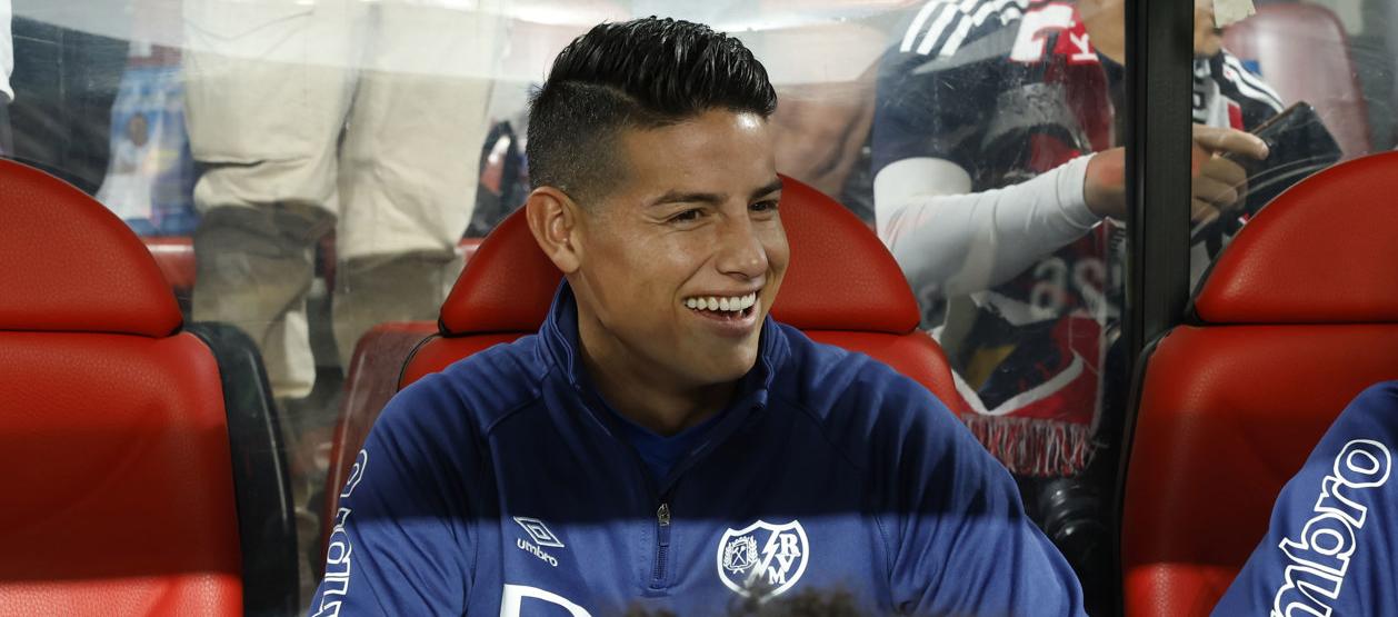 James Rodríguez volvió a quedarse en el banco de suplentes del Rayo Vallecano.