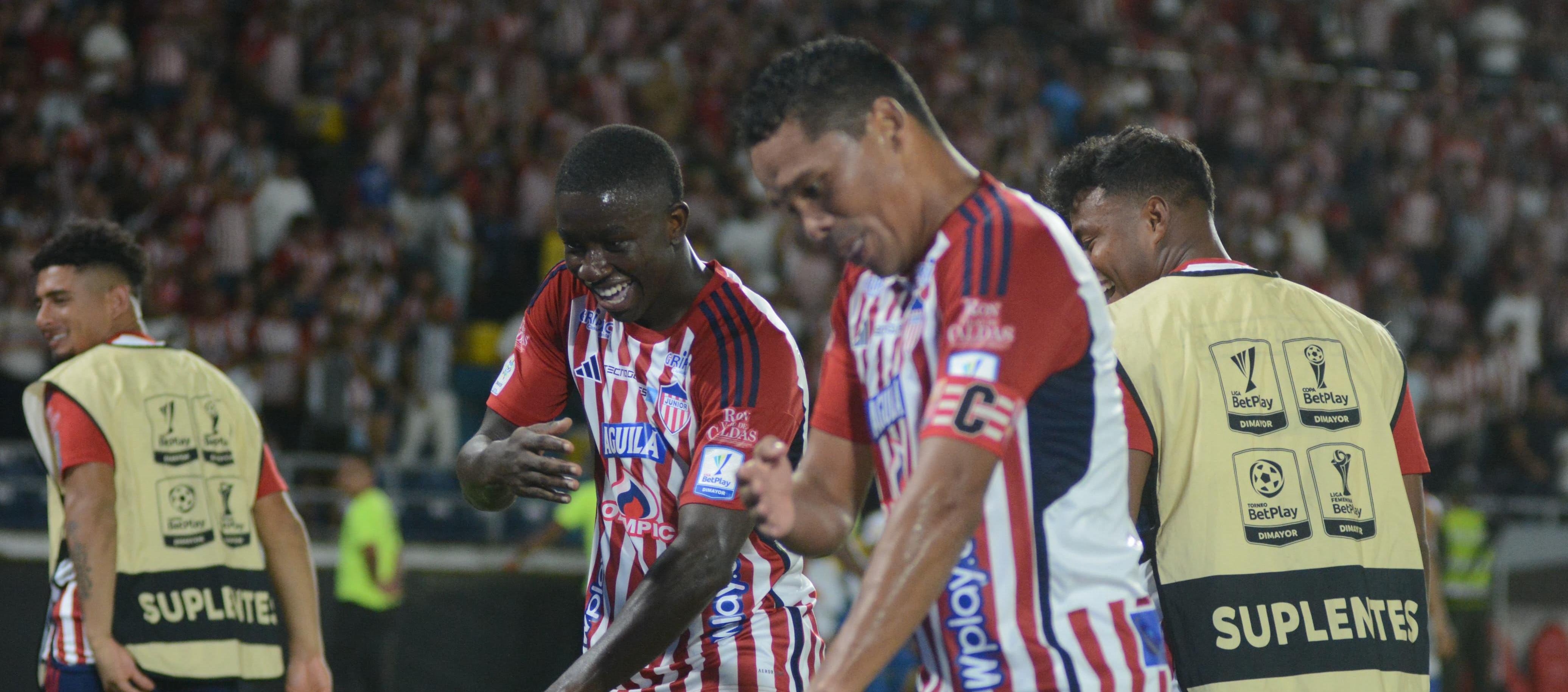 Bacca celebrando su gol a América junto a Yeferson Moreno.