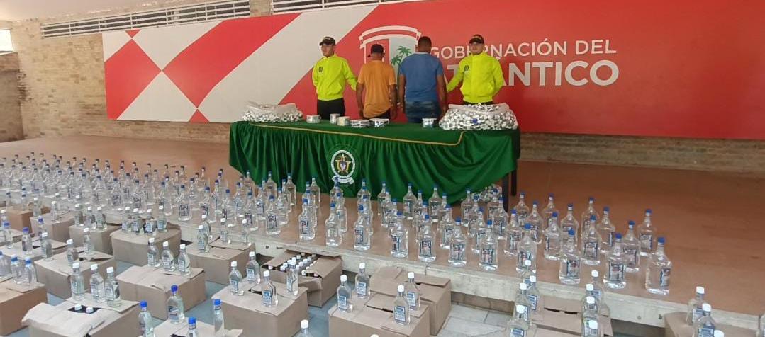 Licor adulterado incautado y personas capturadas.