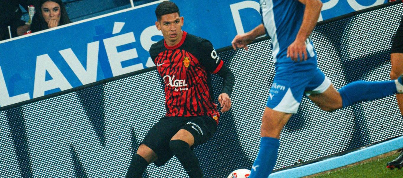 El colombiano Daniel Luna en acción contra el Alavés.