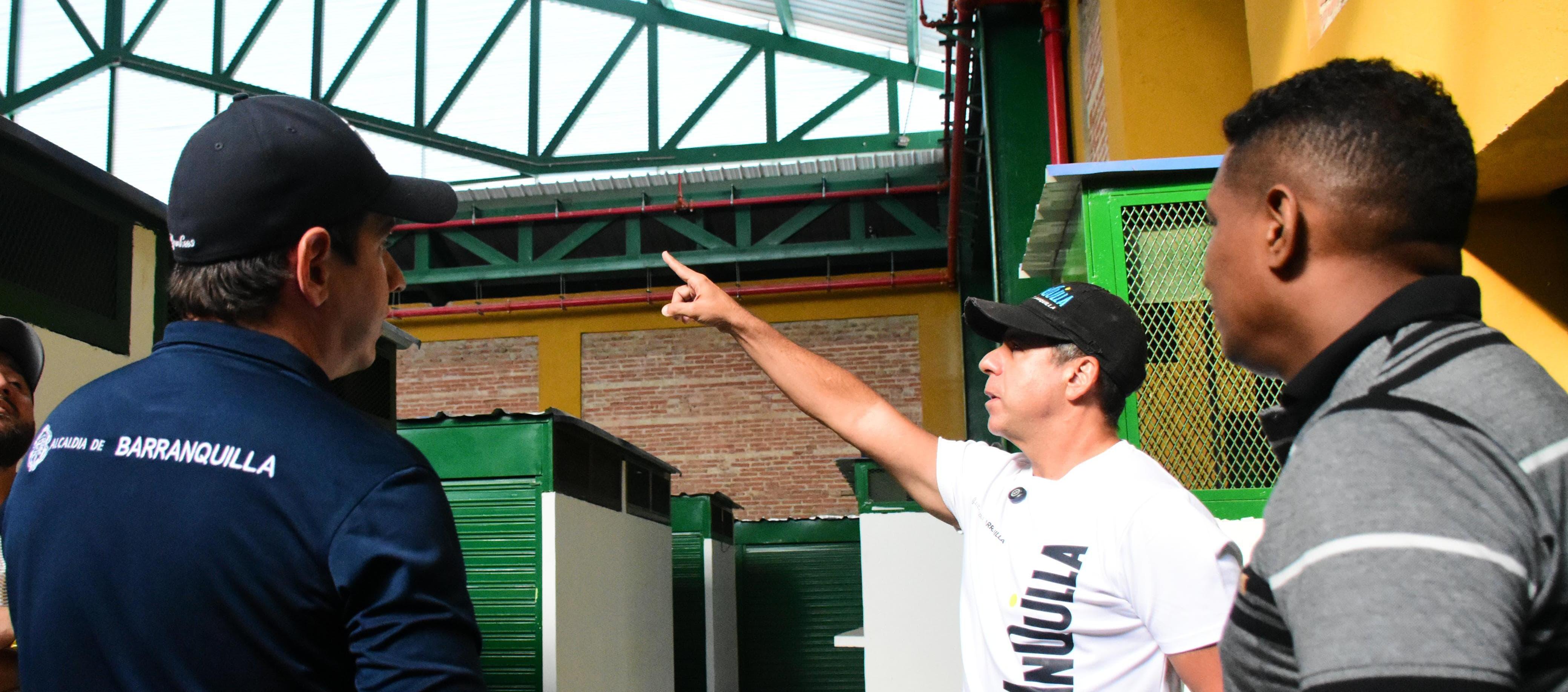 Alcalde Alejandro Char durante la visita de inspección en el mercado de Granos.