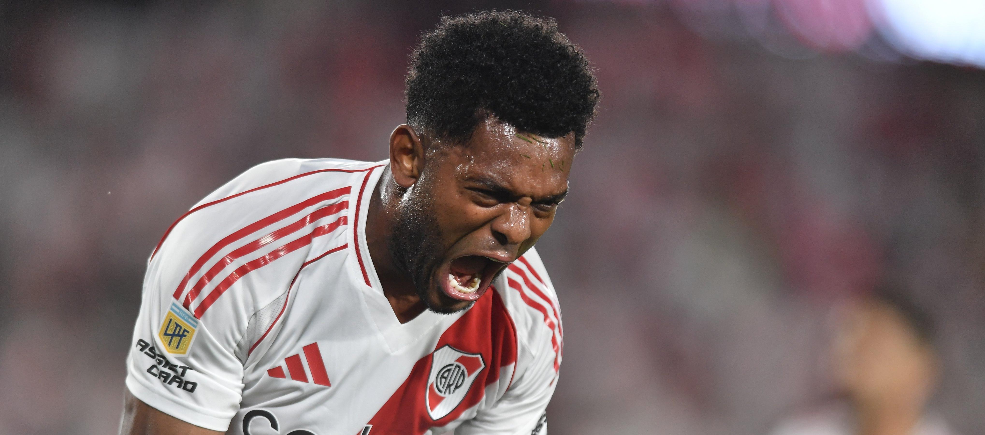 El festejo de Miguel Ángel Borja tras marcar el tercer gol de River ante Banfield.