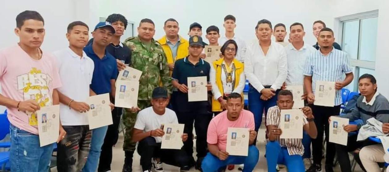 Jóvenes beneficiarios con la entrega de la libreta militar.