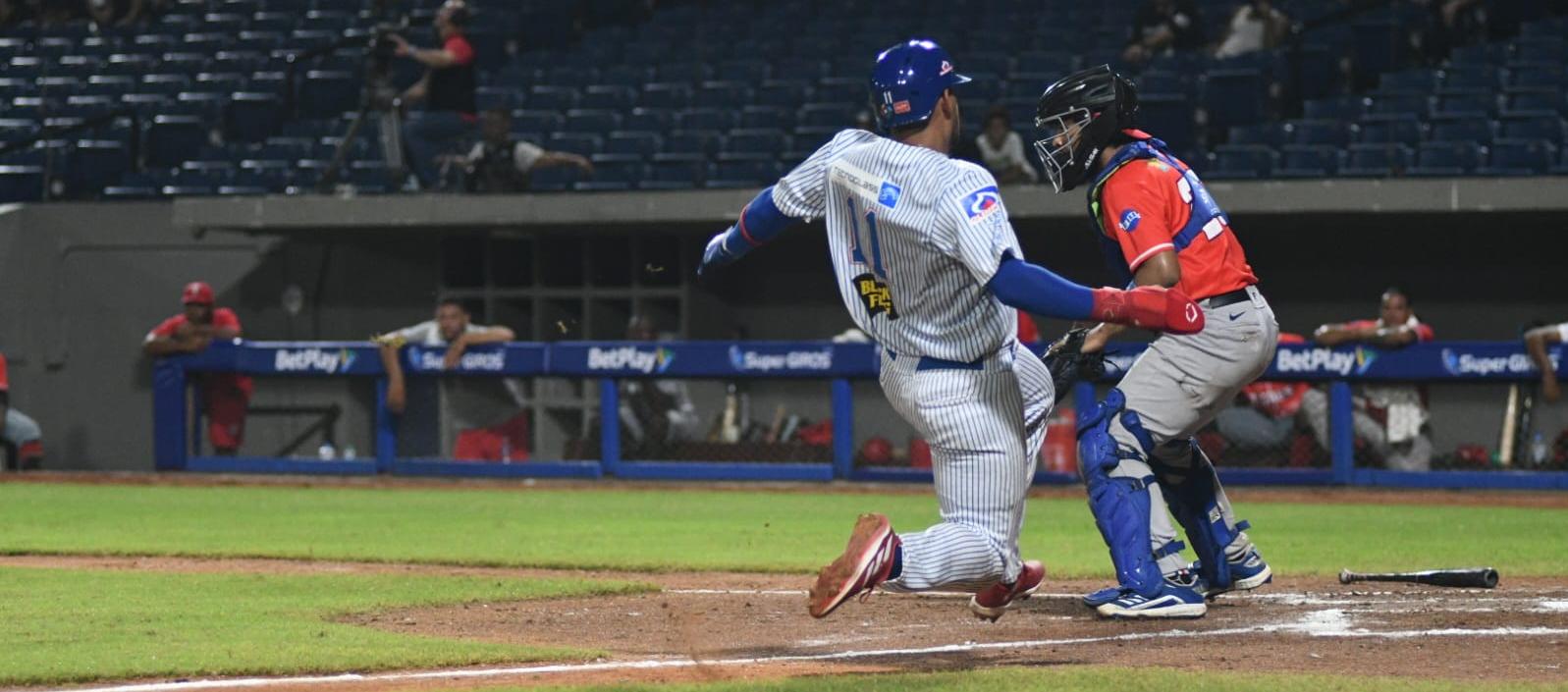Fabián Pertuz anota la primera carrera de Caimanes, en el primer inning. 