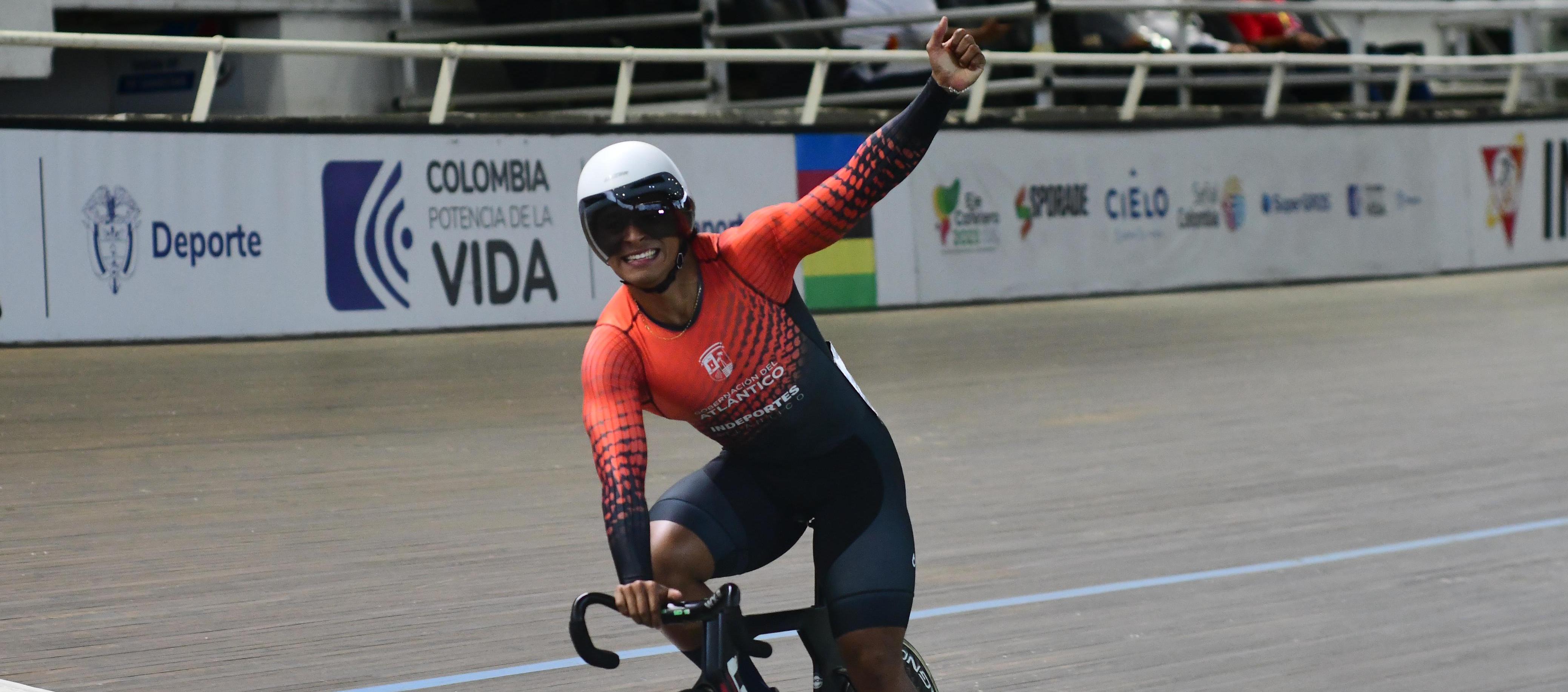 Nicolás Olivera tras imponerse en la prueba de velocidad del ciclismo de pista.