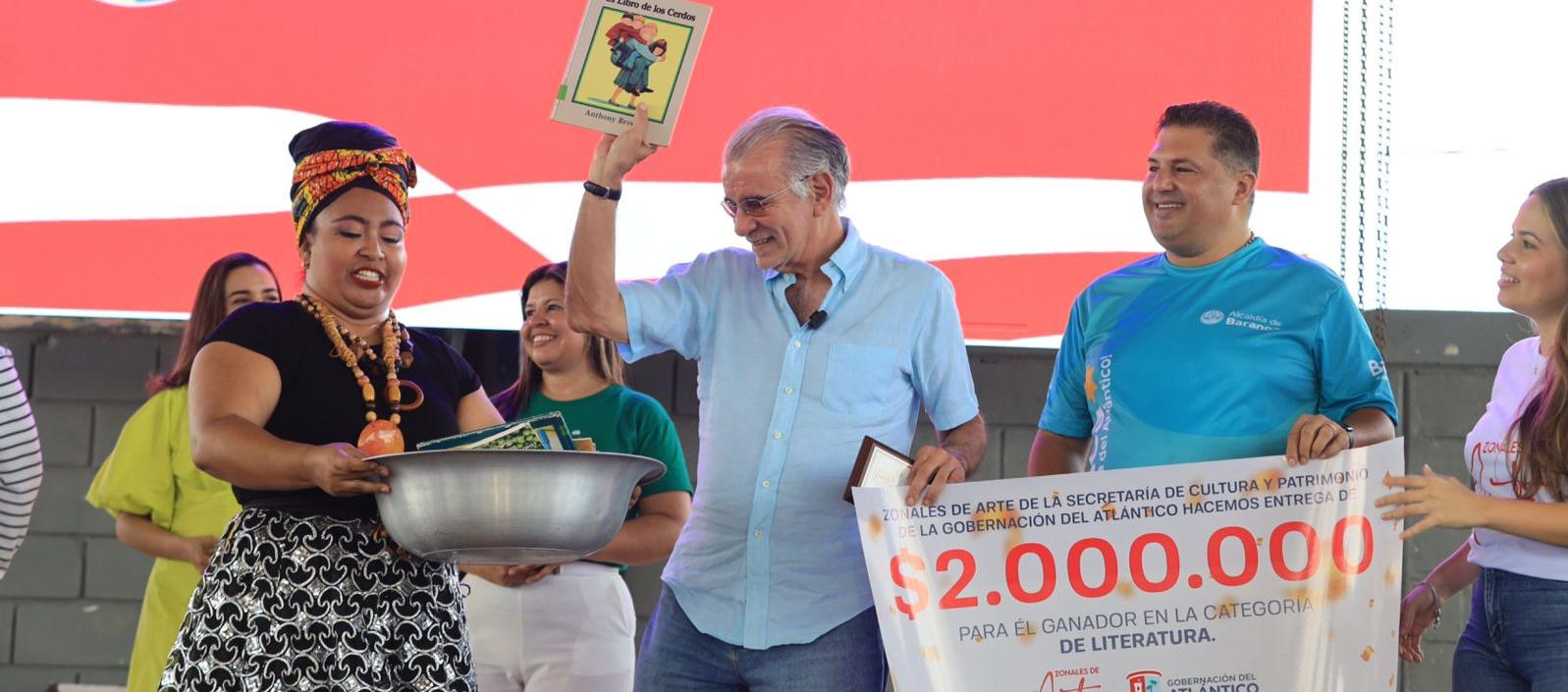 Momentos de la premiación de los ganadores. 