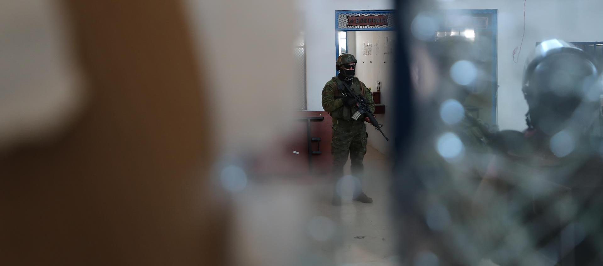 Militar custodia la cárcel.