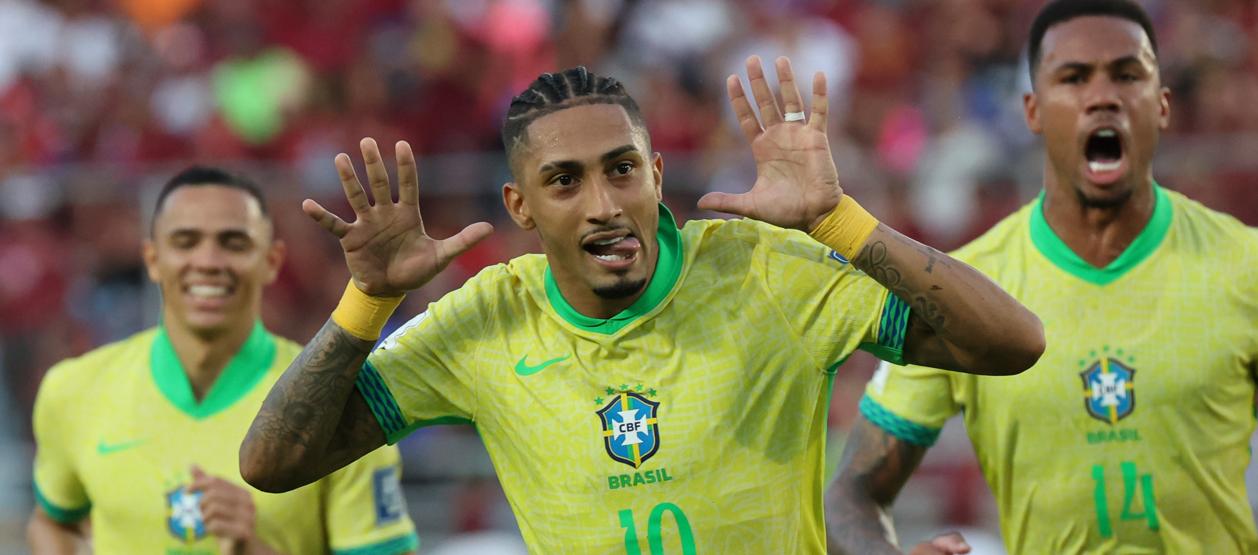 El delantero brasileño Raphinha celebra su gol contra Venezuela.