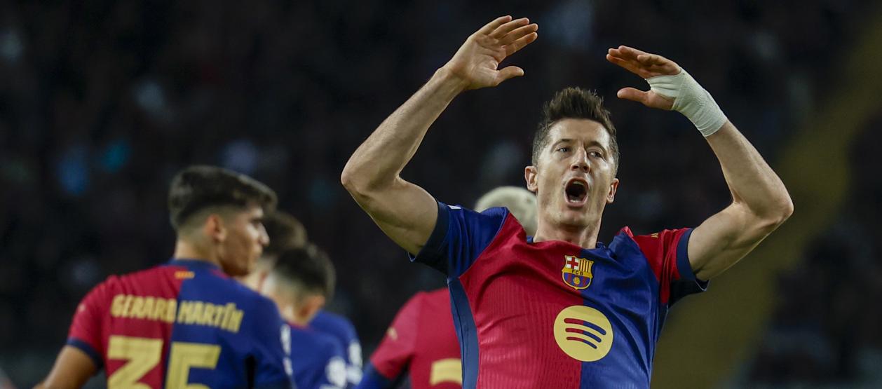 Robert Lewandowski celebra tras marcar de penalti el primer gol del Barcelona.