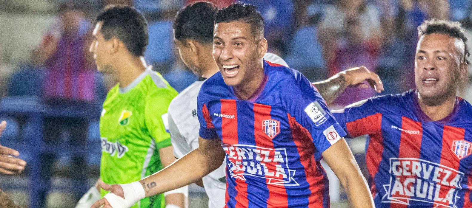 Ruyery Blanco festeja tras marcar el primer gol del Unión ante el Huila.