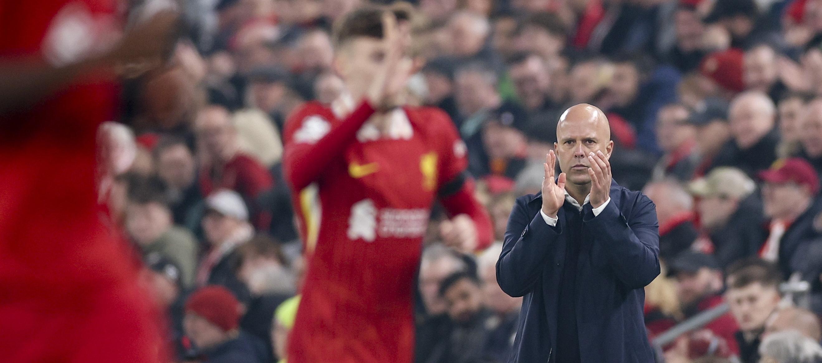 Arne Slot, entrenador del Liverpool, durante el partido contra el Bayer Leverkusen.