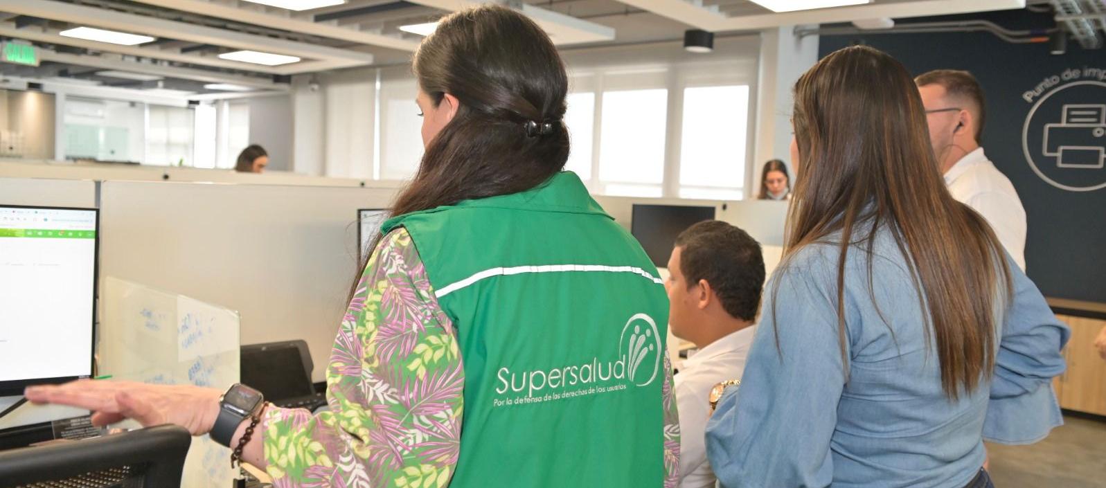 Funcionarios de Supersalud durante la intervención a Coosalud EPS. 