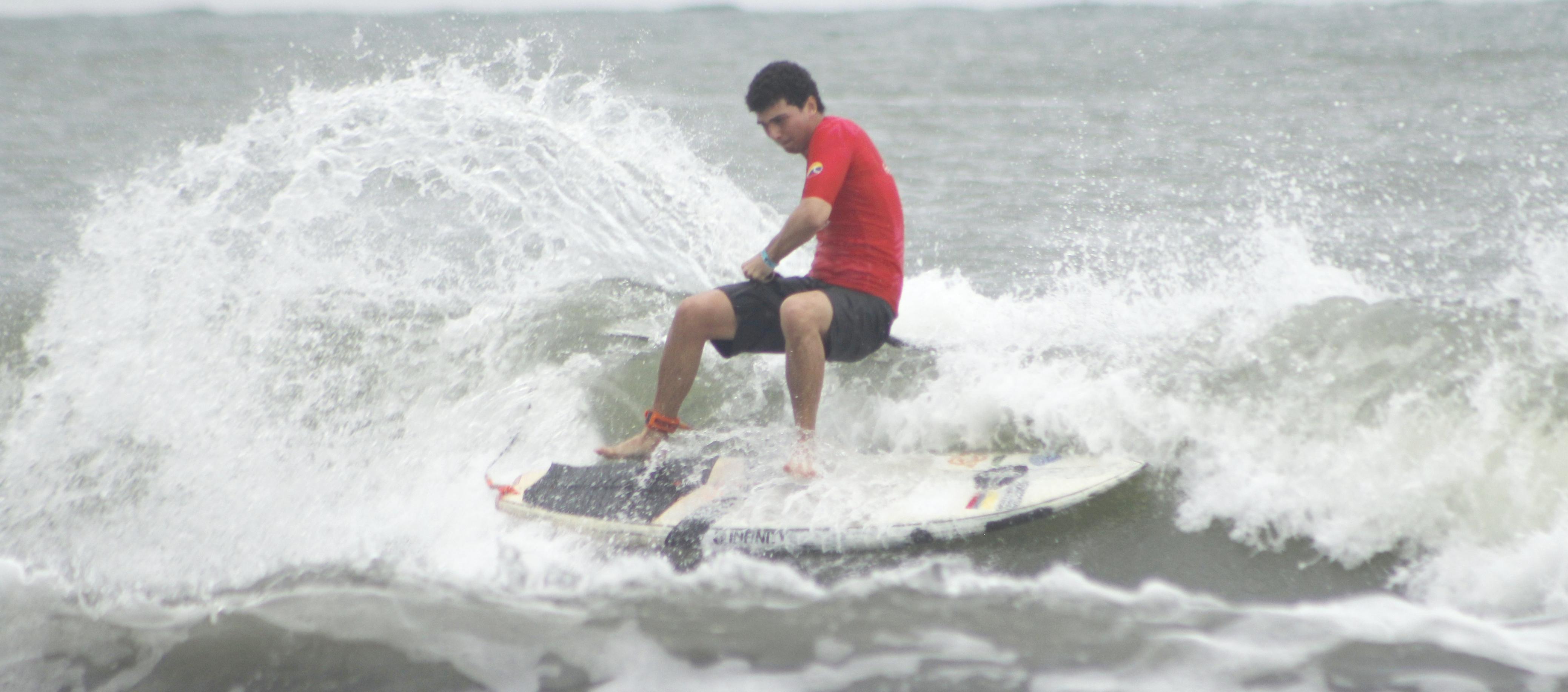 Felipe Marthe, surfista del Atlántico, durante su participación en la final.