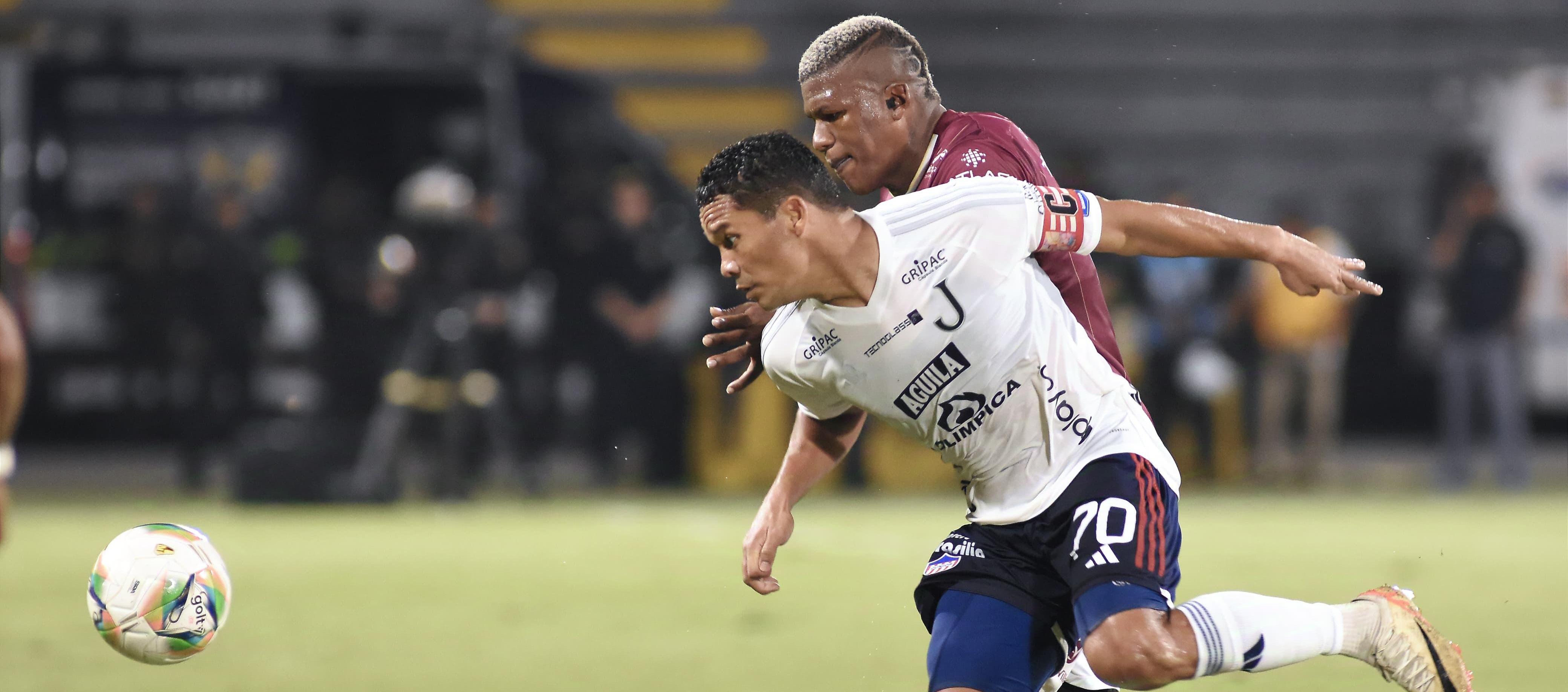 Carlos Bacca disputa la pelota con Marlon Torres.