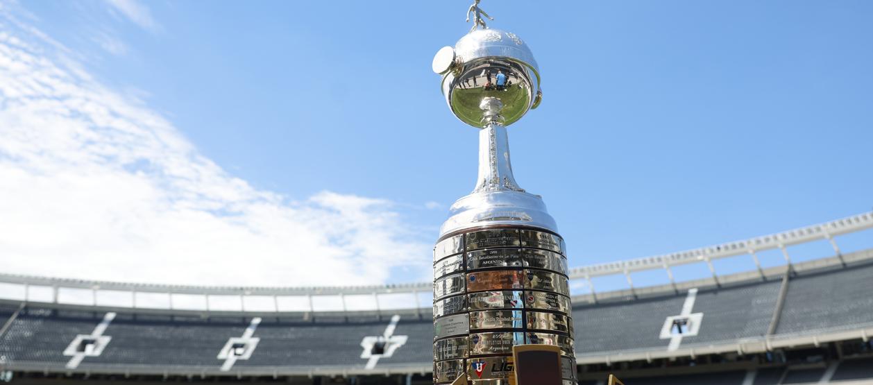El trofeo de la Copa Libertadores en el escenario de la final, el Monumental de River Plate.