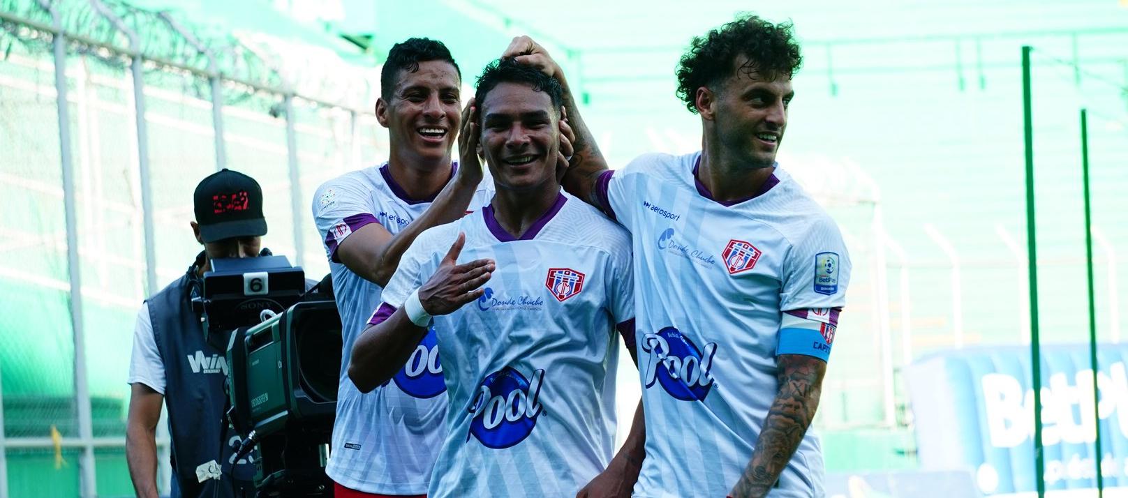 Ruyeri Blanco, Jannenson Sarmiento y Cristian Sención, jugadores del Unión Magdalena. 