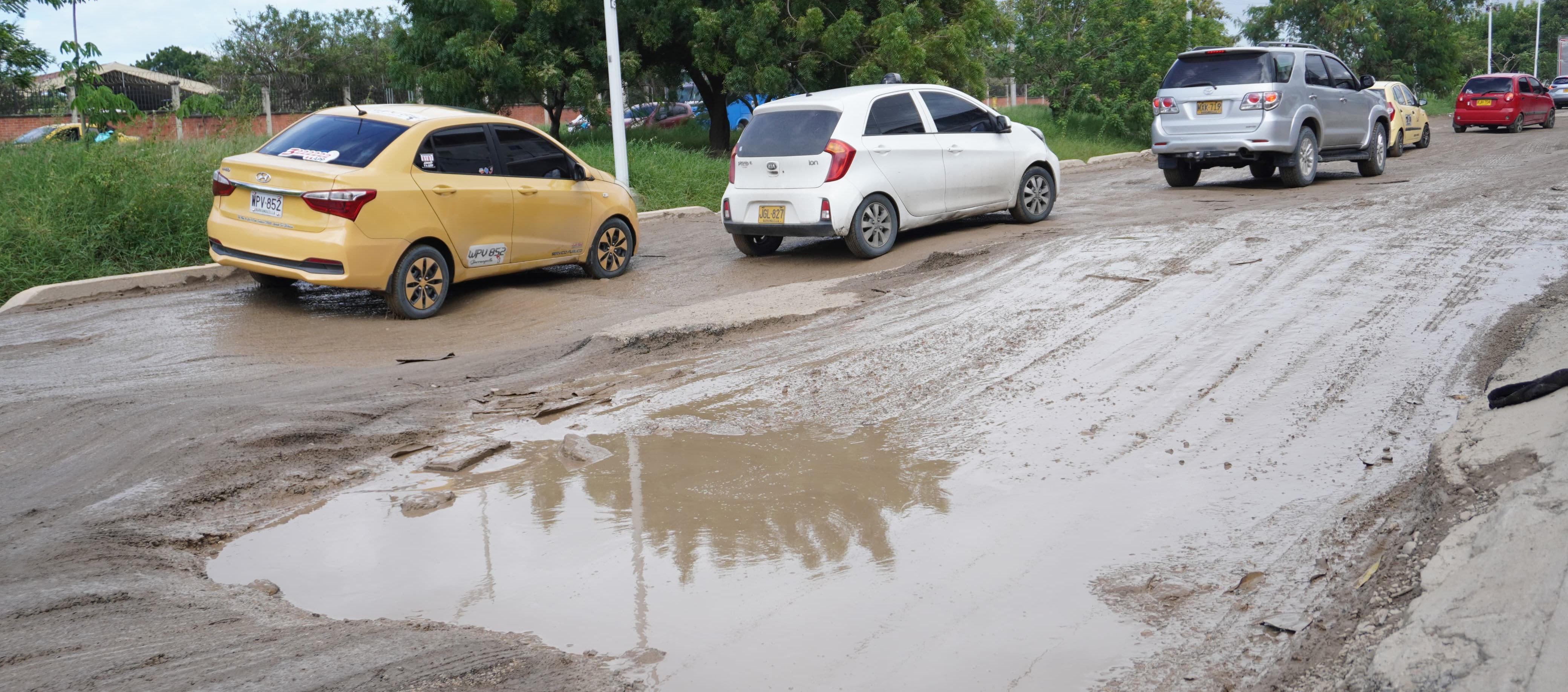El mal estado de la vía ha causado varias emergencias.