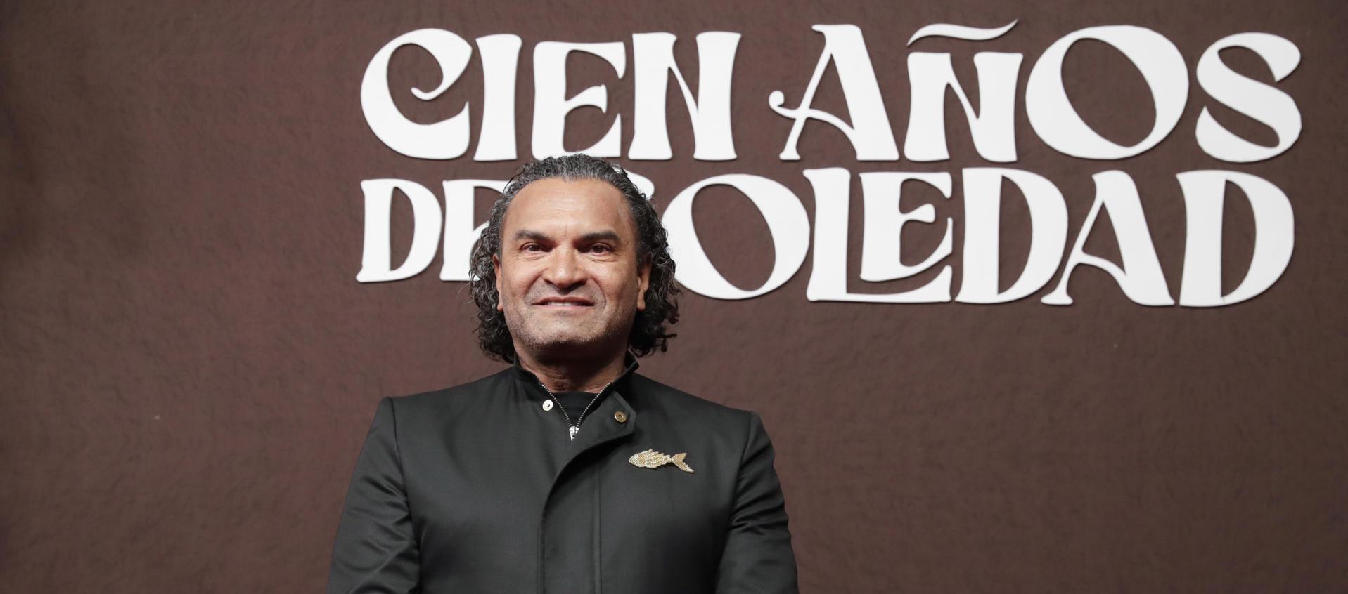 El actor colombiano Diego Vásquez posa en la alfombra roja durante la presentación de la serie de Netflix 'Cien años de soledad'