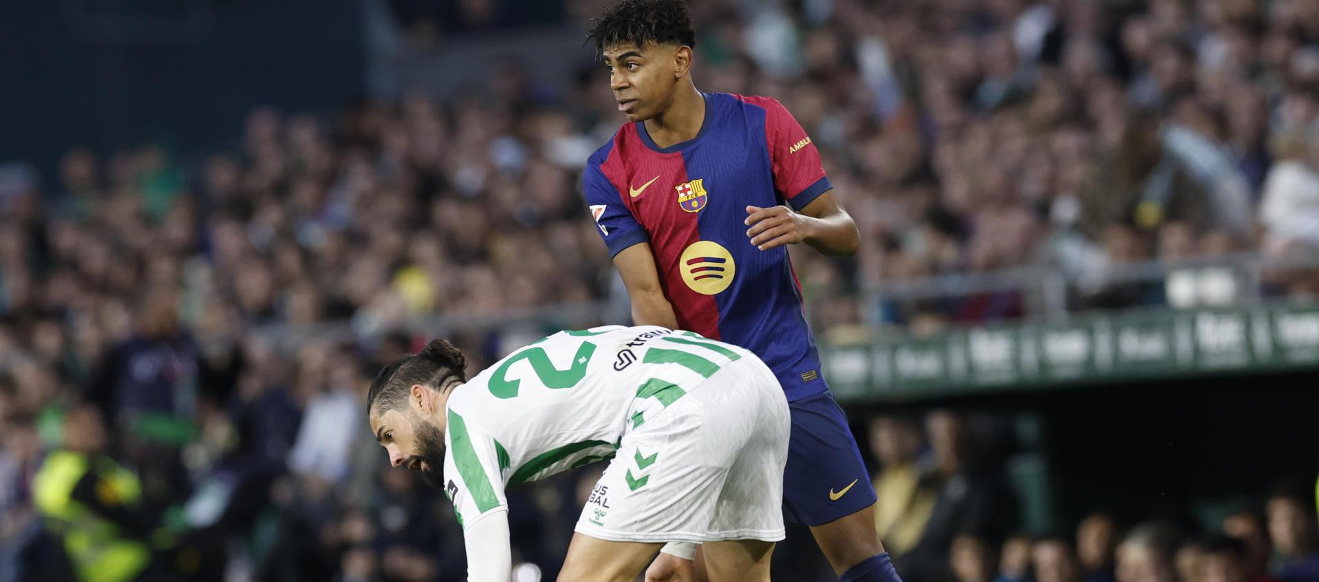 Isco Alarcón y Lamine Yamal durante los minutos finales del encuentro.