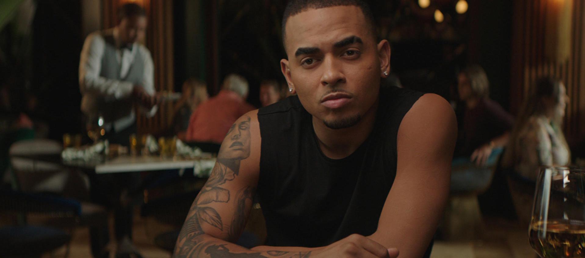 Una escena de la película 'Odisea' donde aparece el músico puertorriqueño Ozuna.