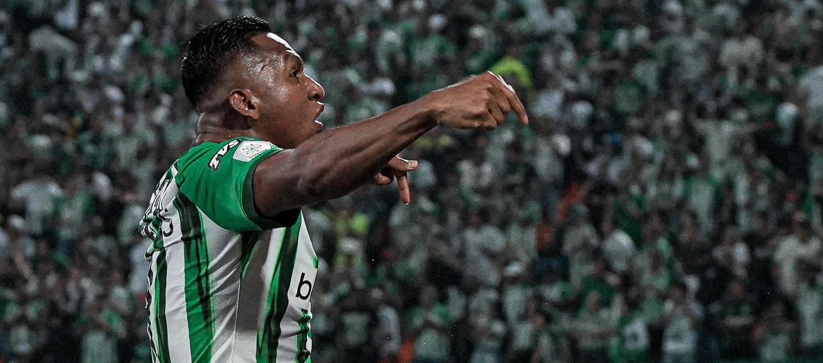 Alfredo Morelos celebra tras marcar el tercer gol de Nacional. 